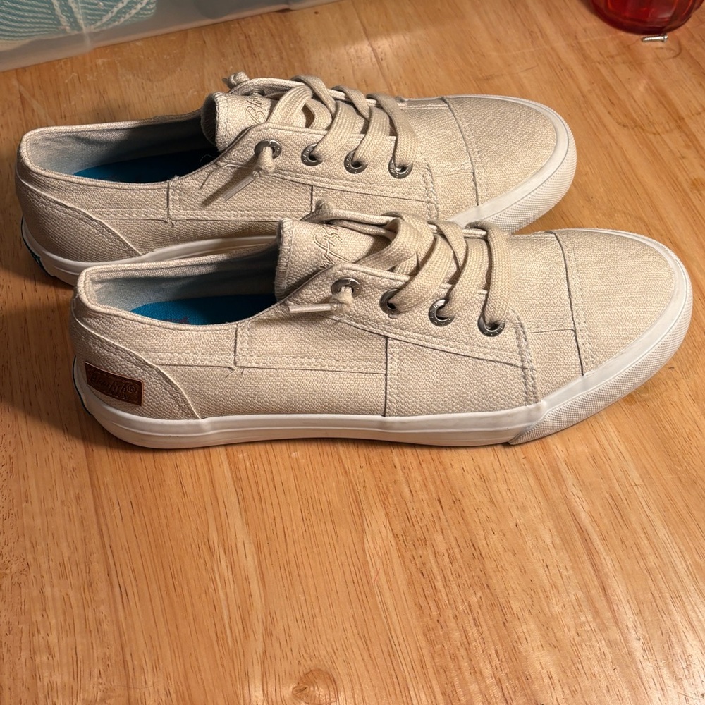 Blowfish Lexine Fixed-Lace Solid Sneakers (Women) 8.5!